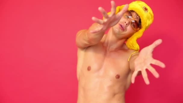 Medio hombre desnudo bailando y cantando — Vídeos de Stock