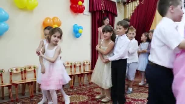 Счастливые мальчики и девочки танцуют в парах — стоковое видео