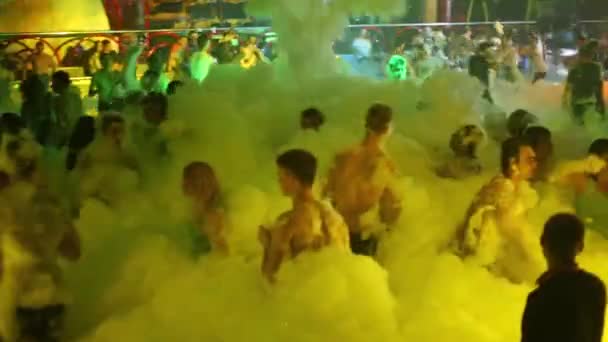 Giovani che si divertono sulla festa in schiuma — Video Stock