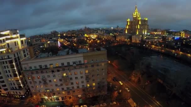 Moscou avec éclairage lors de la soirée nuageuse d'hiver — Video