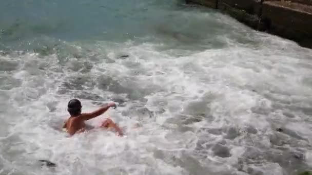 Menino adolescente deitado na praia um — Vídeo de Stock