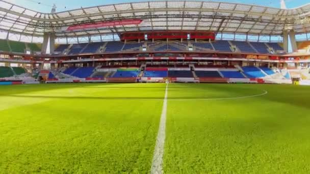 Rasenplatz und leere Tribünen — Stockvideo