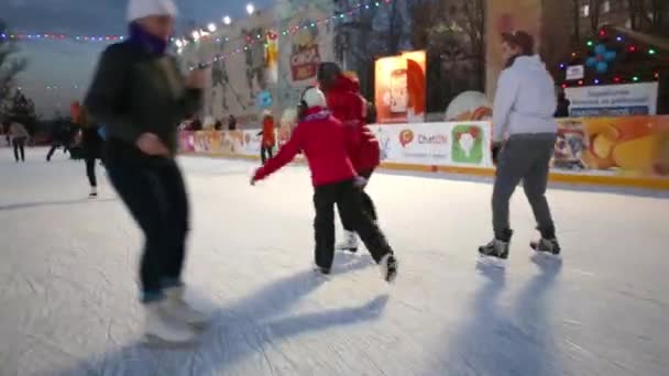 Madre e hija en patinaje disco silencioso — Vídeos de Stock