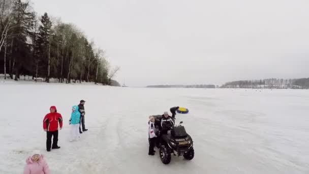 Люди с детьми стоят возле квадроцикла — стоковое видео