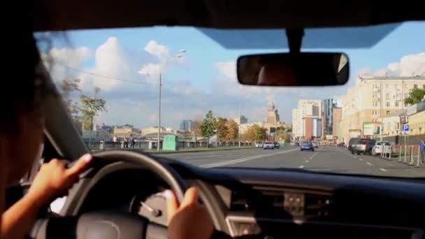 Strada della città attraverso il parabrezza — Video Stock