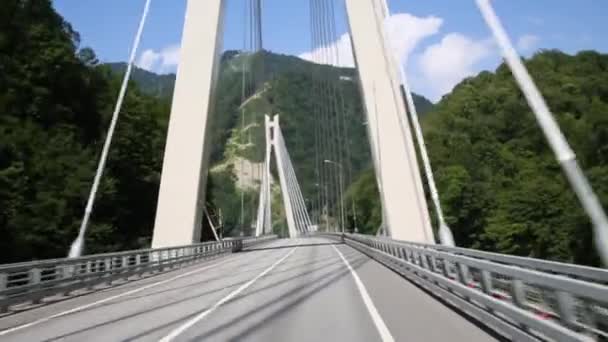 Movimiento en puente colgante moderno entre montañas — Vídeo de stock