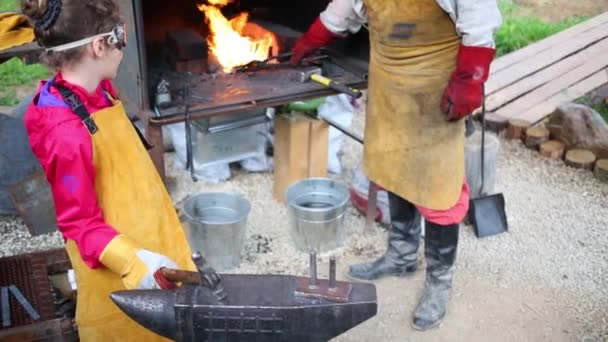 Girl learns to forge — Stock Video