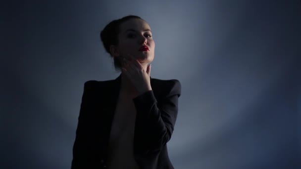 Молода жінка в чорній куртці — стокове відео