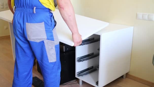 Travailleurs assemble un bureau d'ordinateur dans l'appartement — Video