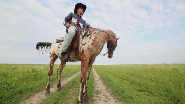 Одинокий ковбой на коне — стоковое видео