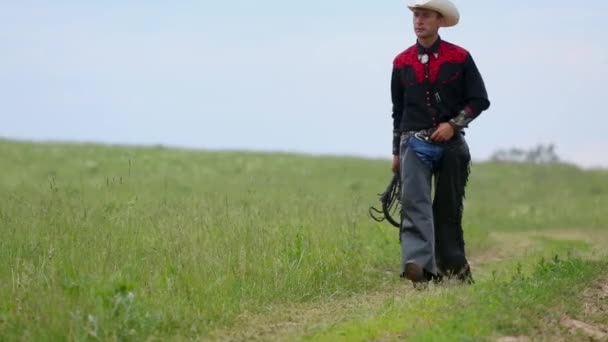 Man gekleed in cowboy kostuum wandelingen — Stockvideo