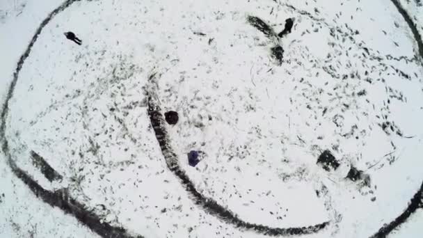 Visage souriant créé sur la neige — Video