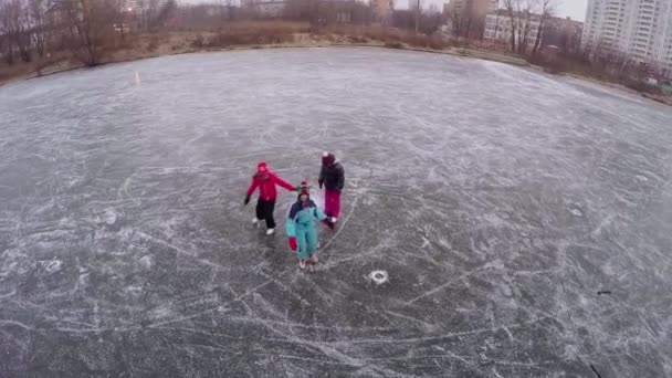 Cuatro niños patinando y dando vueltas — Vídeo de stock