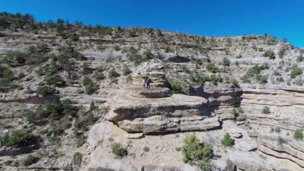 Montaña rocosa con gente en la cima — Vídeo de stock