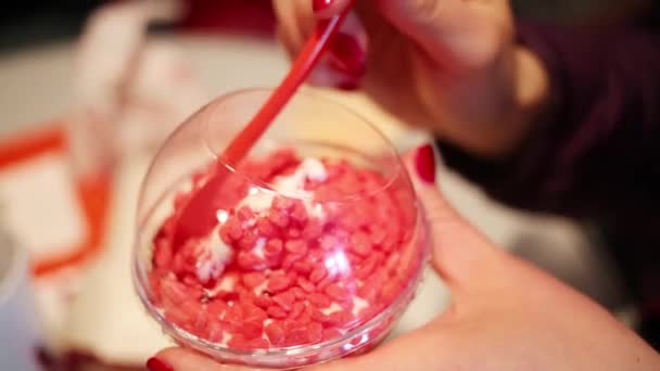Руки женщины едят мороженое — стоковое видео