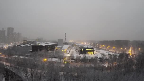 工厂附近交通的城市景观 — 图库视频影像