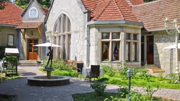 Palác Kharaks s fontánou v zelené zahradě — Stock video