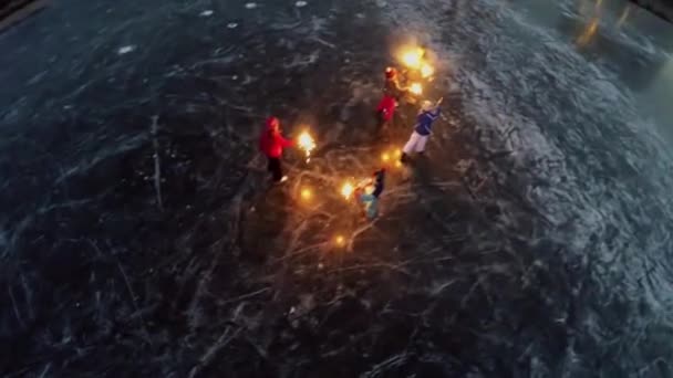Дети катаются на коньках на ледяном пруду — стоковое видео