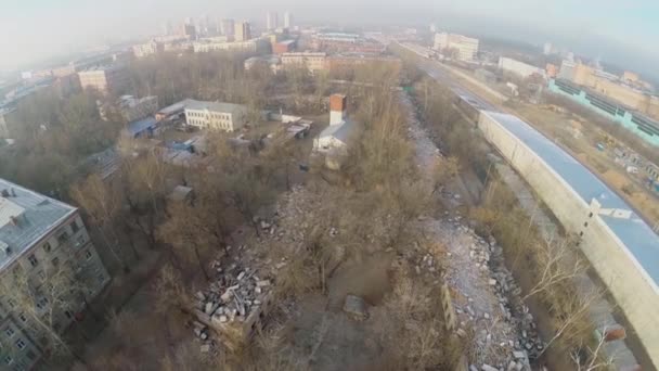 Secteur urbain avec débris de bâtiments démolis — Video