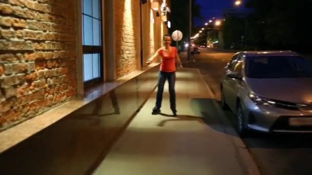 Kvinna rullskridskor på gatan på natten — Stockvideo