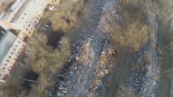 Edificio viejo demolido entre árboles — Vídeo de stock