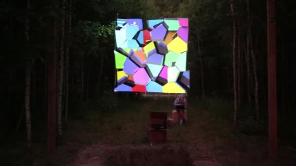 Висячі геометричних фігур у лісі — стокове відео