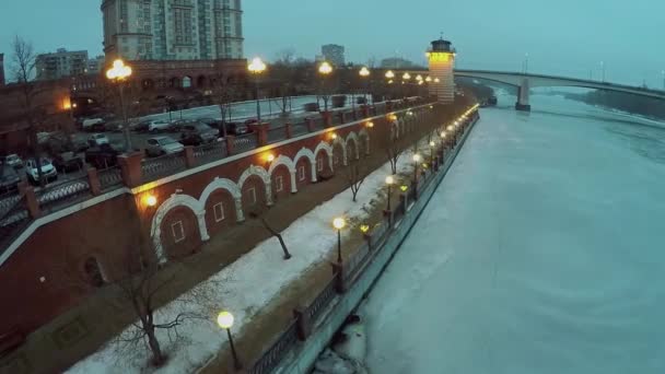 Faro pequeño en muelle con iluminación — Vídeo de stock