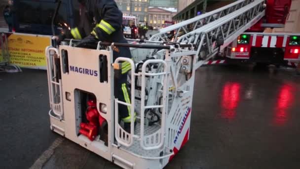 Journalists and firefighter in cradle of ladder — Stock Video