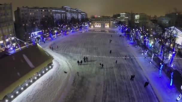 Gente patinando por pista de hielo — Vídeos de Stock
