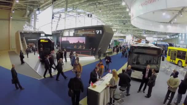 La gente mira autobuses en el stand — Vídeos de Stock