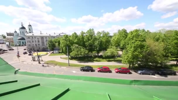 Zomer straat met bomen, kerk en auto 's — Stockvideo