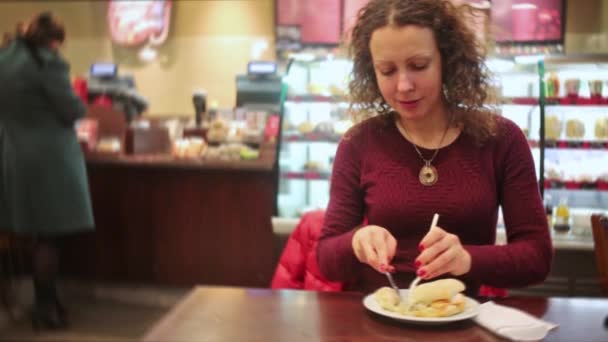 Chica joven comiendo hamburguesa — Vídeo de stock