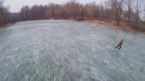 Young man slides on skates — Stok video