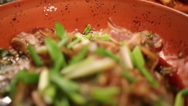 Смажені свинячі вуха з зеленою цибулею — стокове відео