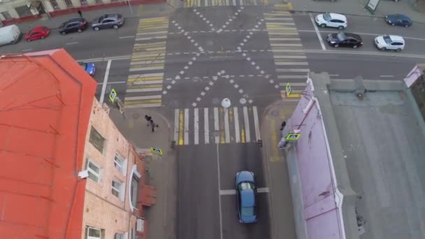 Sonbahar gününde birkaç araba ile Crossroad — Stok video