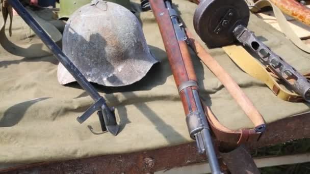 Armas y casco permanecieron después de la Segunda Guerra Mundial — Vídeo de stock