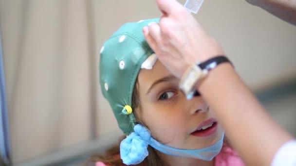 Chica en gorra para electroencefalografía — Vídeo de stock