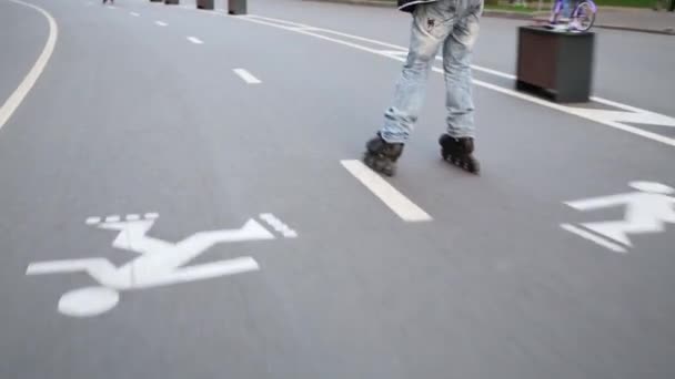 Junge beim Rollschuhlaufen auf Asphalt — Stockvideo