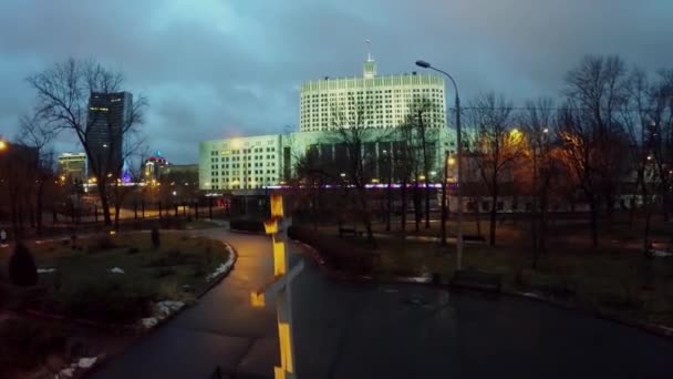 Cross monument in park near White House — Stock Video