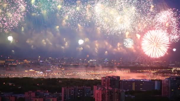 Fogos de artifício brilhantes à noite — Vídeo de Stock