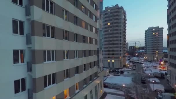 Cour avec voitures parmi les maisons résidentielles — Video