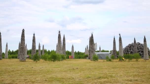 Säulen im Wunderland Park — Stockvideo