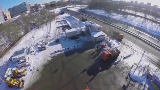 Estação de fusão de neve perto da estrada — Vídeo de Stock