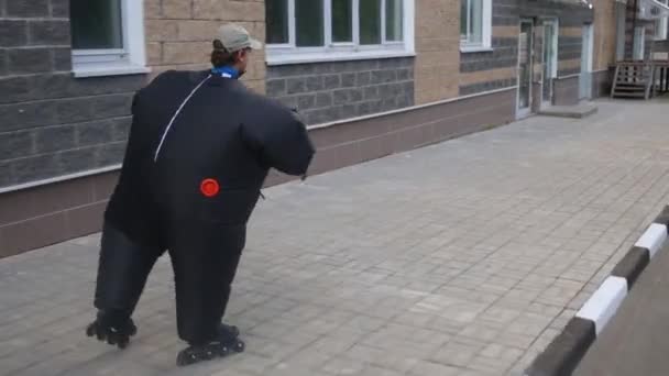 팽창 식 의상 롤러 스케이트에 소년 — 비디오