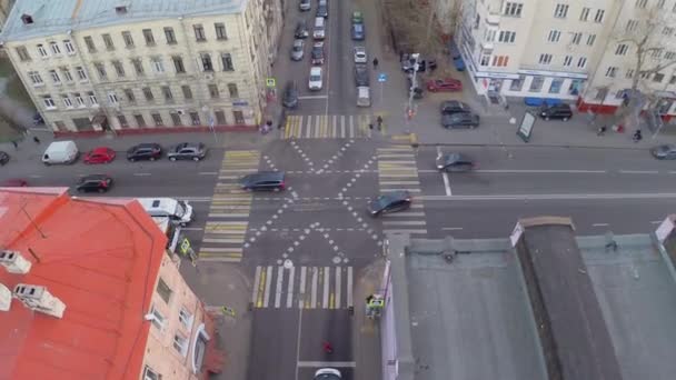 Crossroad met verkeer op de najaarsdag — Stockvideo