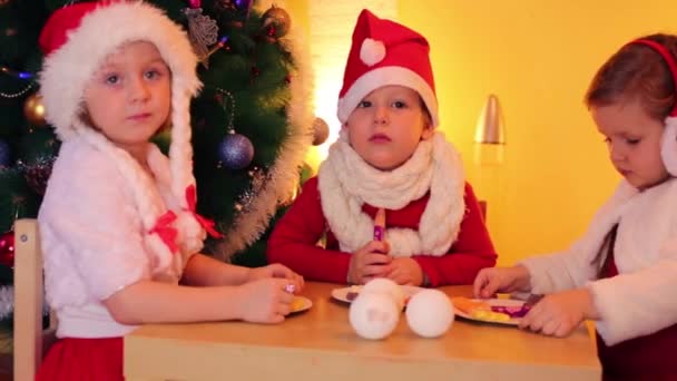 Three children near christmas tree — Stock Video