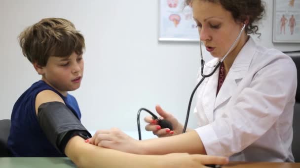 Mujer médico bombas hasta el manguito — Vídeo de stock