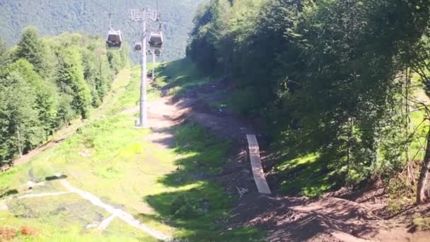 Chaise roulante moderne dans la forêt en montagne — Video
