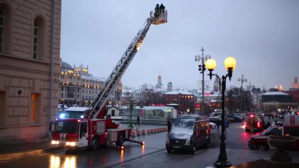 Feuerwehr-Drehleiter steigt bei Gebäude auf — Stockvideo