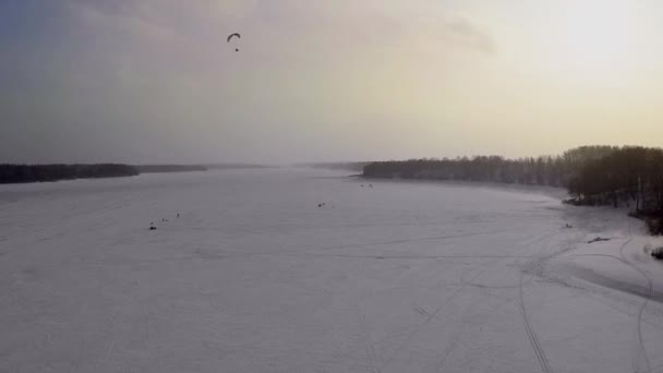 Man flyger på fallskärm med motor — Stockvideo